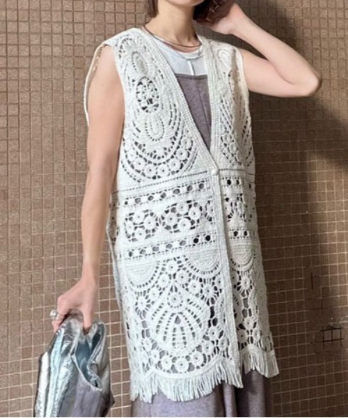 Ameri(アメリ)の「MEDI SHELL MOTIF CROCHET KNIT VEST(ベスト・レディース・アイボリー/ブラック/マスタード・FREE)」の9枚目の写真