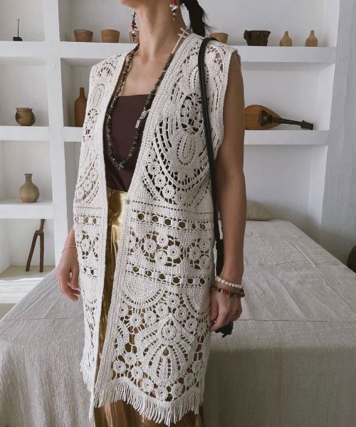 Ameri(アメリ)の「MEDI SHELL MOTIF CROCHET KNIT VEST(ベスト・レディース・アイボリー/ブラック/マスタード・FREE)」の6枚目の写真