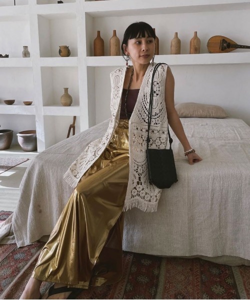 Ameri(アメリ)の「MEDI SHELL MOTIF CROCHET KNIT VEST(ベスト・レディース・アイボリー/ブラック/マスタード・FREE)」の5枚目の写真