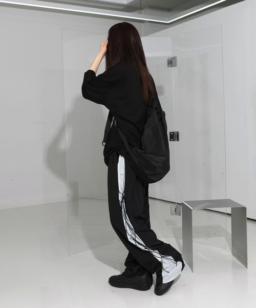 FOLLOWIN（フォロウィン）の「[UNISEX]ナイロンストリングクロスダブルバック（ショルダーバッグ・レディース・ブラック/グレー・ONE SIZE）」の11枚目の写真