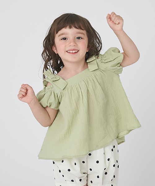 petit main(プティマイン)の「【AJUGA.リンク】オフショルブラウス(キッズサイズ)(シャツ/ブラウス・キッズ・ブルー/ピンク/ライトグリーン・80cm/90cm/110cm/120cm/130cm/100cm)」の2枚目の写真