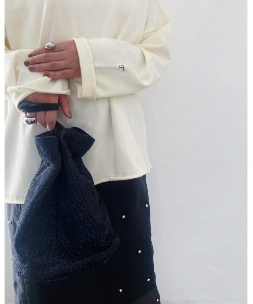 Torrazzo Donna（トラッゾドンナ）の「2WAYカットソートップス（Tシャツ/カットソー・レディース・アイボリー/チャコールグレー・FREE）」の18枚目の写真