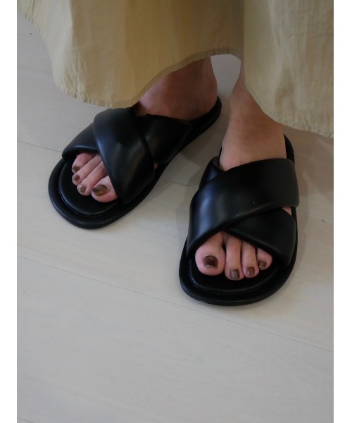 TRUNC（トランクエイティーエイト）の「Patted Closs Flat Sandals（サンダル・レディース・ブラック/アイボリー・SMALL/MEDIUM/LARGE）」の3枚目の写真