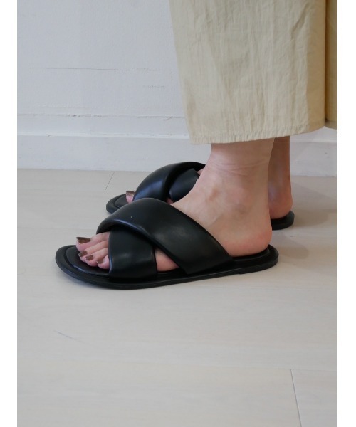 TRUNC（トランクエイティーエイト）の「Patted Closs Flat Sandals（サンダル・レディース・ブラック/アイボリー・SMALL/MEDIUM/LARGE）」の4枚目の写真