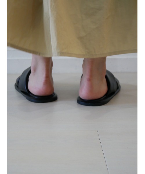 TRUNC（トランクエイティーエイト）の「Patted Closs Flat Sandals（サンダル・レディース・ブラック/アイボリー・SMALL/MEDIUM/LARGE）」の5枚目の写真