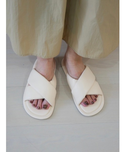 TRUNC（トランクエイティーエイト）の「Patted Closs Flat Sandals（サンダル・レディース・ブラック/アイボリー・SMALL/MEDIUM/LARGE）」の7枚目の写真