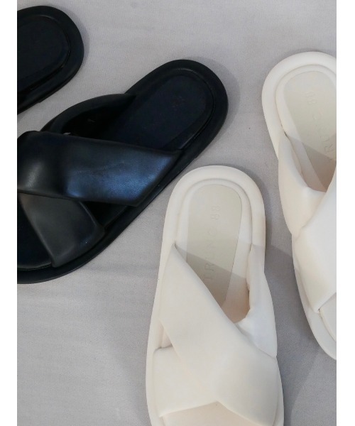 TRUNC（トランクエイティーエイト）の「Patted Closs Flat Sandals（サンダル・レディース・ブラック/アイボリー・SMALL/MEDIUM/LARGE）」の10枚目の写真