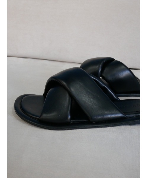 TRUNC（トランクエイティーエイト）の「Patted Closs Flat Sandals（サンダル・レディース・ブラック/アイボリー・SMALL/MEDIUM/LARGE）」の12枚目の写真