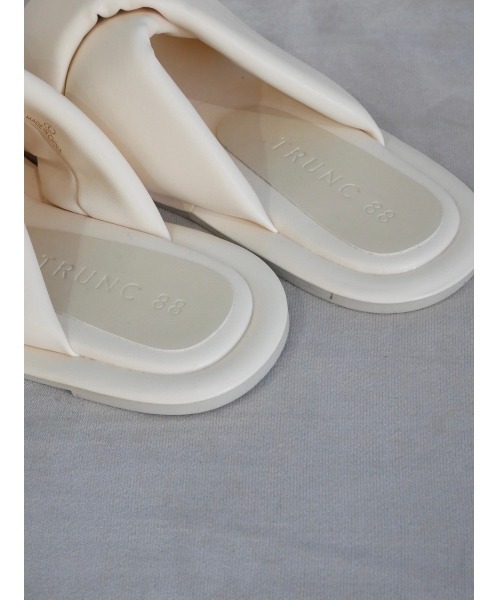 TRUNC（トランクエイティーエイト）の「Patted Closs Flat Sandals（サンダル・レディース・ブラック/アイボリー・SMALL/MEDIUM/LARGE）」の14枚目の写真