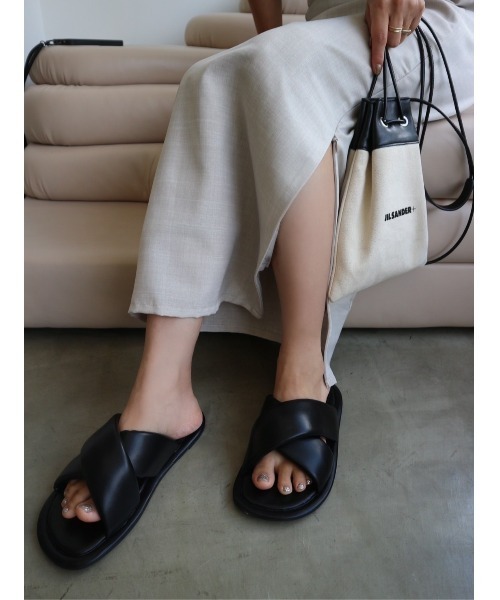TRUNC（トランクエイティーエイト）の「Patted Closs Flat Sandals（サンダル・レディース・ブラック/アイボリー・SMALL/MEDIUM/LARGE）」の16枚目の写真