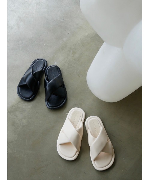 TRUNC（トランクエイティーエイト）の「Patted Closs Flat Sandals（サンダル・レディース・ブラック/アイボリー・SMALL/MEDIUM/LARGE）」の17枚目の写真