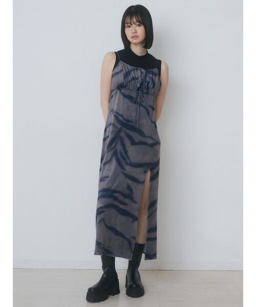 EMODA（エモダ）の「ギャザースリットベロアワンピース（ワンピース・レディース・その他/グレー/ブラック・FREE）」の3枚目の写真