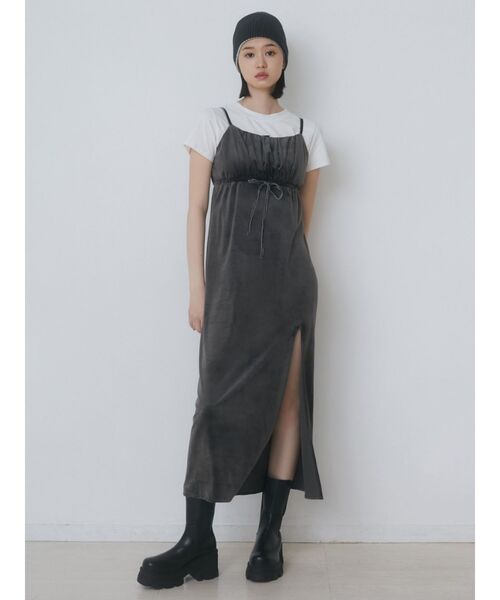 EMODA（エモダ）の「ギャザースリットベロアワンピース（ワンピース・レディース・その他/グレー/ブラック・FREE）」の4枚目の写真