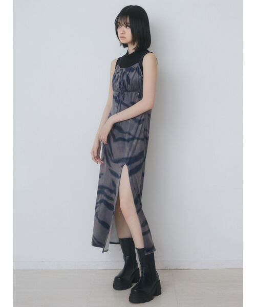 EMODA（エモダ）の「ギャザースリットベロアワンピース（ワンピース・レディース・その他/グレー/ブラック・FREE）」の8枚目の写真