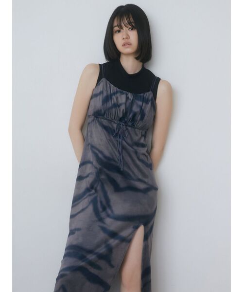 EMODA（エモダ）の「ギャザースリットベロアワンピース（ワンピース・レディース・その他/グレー/ブラック・FREE）」の9枚目の写真