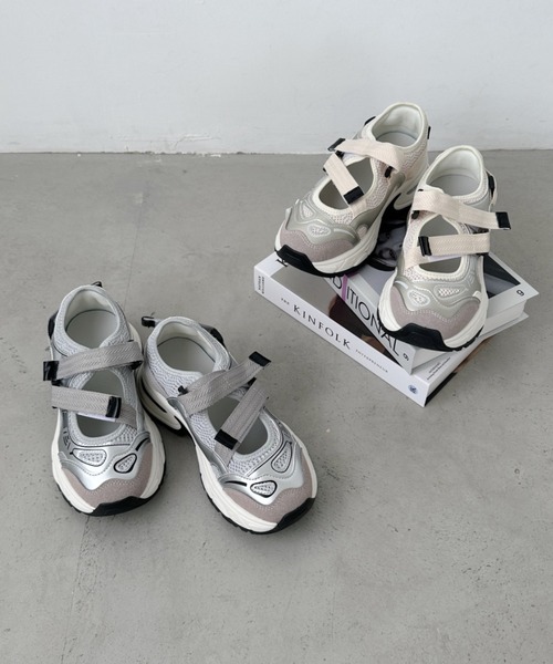 CLEA(クレア)の「ベルトメッシュスニーカー(スニーカー・レディース・アイボリー/シルバー・23.5cm/24.5cm)」の3枚目の写真