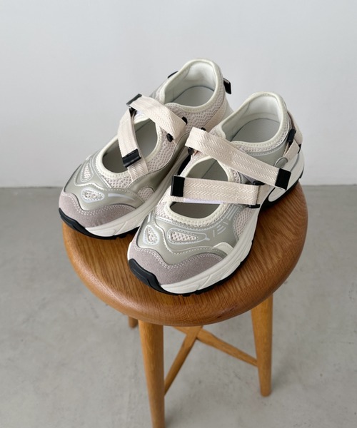 CLEA(クレア)の「ベルトメッシュスニーカー(スニーカー・レディース・アイボリー/シルバー・23.5cm/24.5cm)」の13枚目の写真