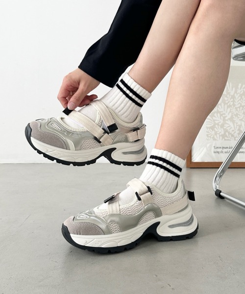 CLEA(クレア)の「ベルトメッシュスニーカー(スニーカー・レディース・アイボリー/シルバー・23.5cm/24.5cm)」の6枚目の写真