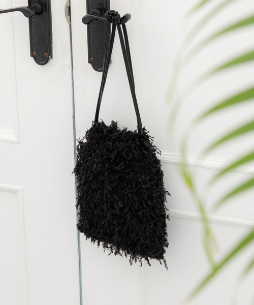 LAKOLE（ラコレ）の「フェザー巾着ショルダーバッグ / 132245（ショルダーバッグ・レディース・ブラック/ライトグレー/ライトグリーン・FREE）」の2枚目の写真