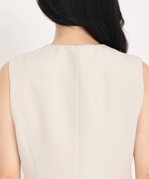 STRAWBERRY-FIELDS(ストロベリーフィールズ)の「【限定カラーあり】パール釦ペプラムジレ(ベスト・レディース・ブラック/グレイッシュベージュ/ネイビー・2)」の9枚目の写真