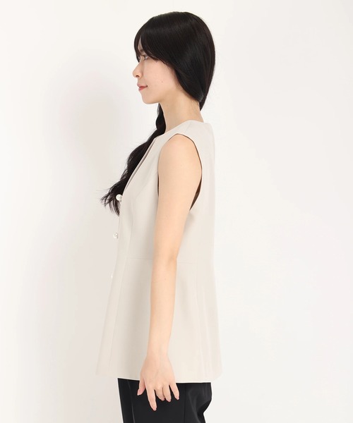 STRAWBERRY-FIELDS(ストロベリーフィールズ)の「【限定カラーあり】パール釦ペプラムジレ(ベスト・レディース・ブラック/グレイッシュベージュ/ネイビー・2)」の6枚目の写真