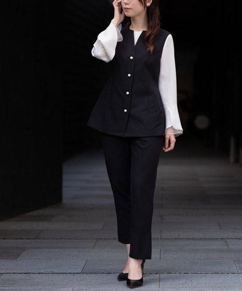 STRAWBERRY-FIELDS(ストロベリーフィールズ)の「【限定カラーあり】パール釦ペプラムジレ(ベスト・レディース・ブラック/グレイッシュベージュ/ネイビー・2)」の17枚目の写真