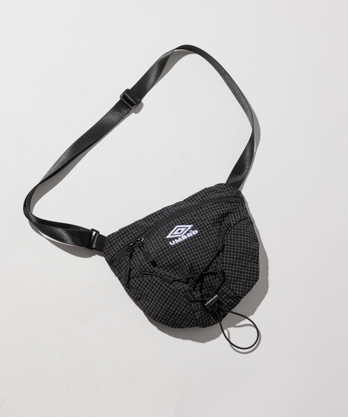 UMBRO（アンブロ）の「UMBRO/アンブロ SP Small BAG/別注 スモール ボディバッグ（ショルダーバッグ・メンズ・オフホワイト/チャコールグレー/ブラック/ベージュ系/チェック/グレー系/ベージュ系その他/ブラック系その他・ﾌﾘ-）」の4枚目の写真