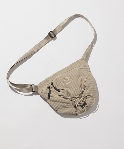 UMBRO（アンブロ）の「UMBRO/アンブロ SP Small BAG/別注 スモール ボディバッグ（ショルダーバッグ・メンズ・オフホワイト/チャコールグレー/ブラック/ベージュ系/チェック/グレー系/ベージュ系その他/ブラック系その他・ﾌﾘ-）」の6枚目の写真
