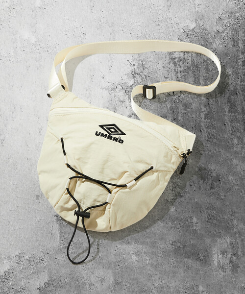 UMBRO（アンブロ）の「UMBRO/アンブロ SP Small BAG/別注 スモール ボディバッグ（ショルダーバッグ・メンズ・オフホワイト/チャコールグレー/ブラック/ベージュ系/チェック/グレー系/ベージュ系その他/ブラック系その他・ﾌﾘ-）」の3枚目の写真