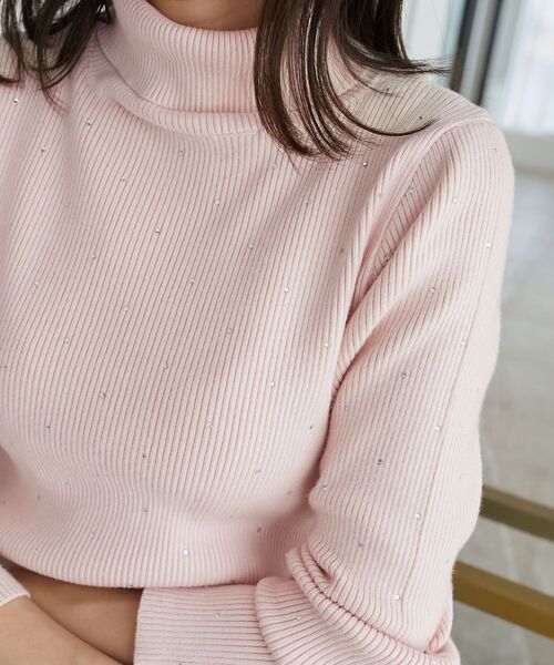 MAJESTIC LEGON（マジェスティックレゴン）の「ラインストーンタートルネックニット（ニット/セーター・レディース・グレー/ブラック/アイボリー/ピンク・MEDIUM）」の4枚目の写真