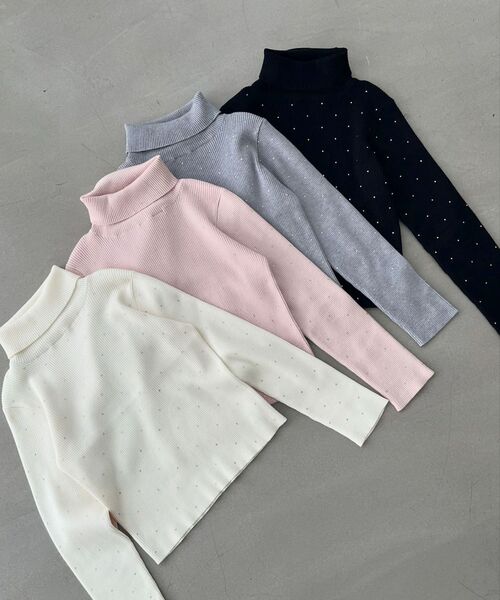 MAJESTIC LEGON（マジェスティックレゴン）の「ラインストーンタートルネックニット（ニット/セーター・レディース・グレー/ブラック/アイボリー/ピンク・MEDIUM）」の2枚目の写真