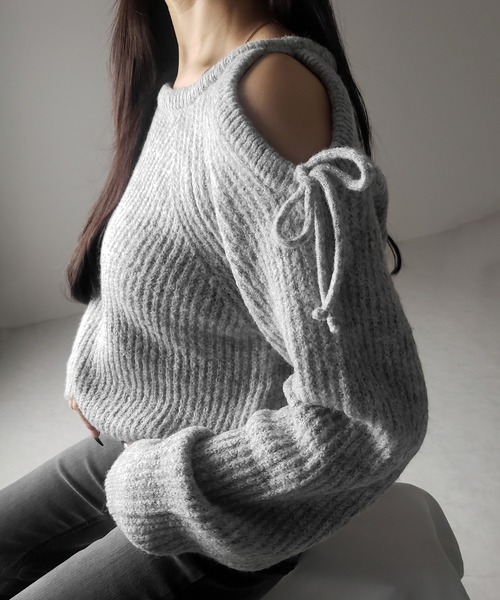 me+em select(ミームセレクト)の「※※【 3color 】カットアウトショルダーリボンオーバーリブニット / Cut-out shoulder ribbon over lib knit(ニット/セーター・レディース・グレー/チャコール/ベージュ・FREE)」の1枚目の写真