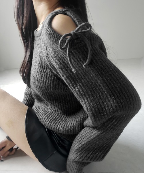 me+em select(ミームセレクト)の「※※【 3color 】カットアウトショルダーリボンオーバーリブニット / Cut-out shoulder ribbon over lib knit(ニット/セーター・レディース・グレー/チャコール/ベージュ・FREE)」の2枚目の写真