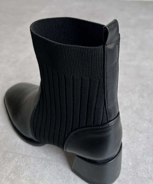 Chez toi(シェトワ)の「サイド切替ショートブーツ(ブーツ・レディース・グレイッシュベージュ/ブラウン/ブラック・MEDIUM/SMALL/LARGE)」の8枚目の写真