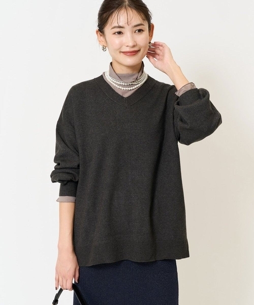a.v.v（アーヴェヴェ）の「ゆるVネックニット（ニット/セーター・レディース・ダークインディゴブルー/チャコールグレー・34/36/38/40/42）」の2枚目の写真