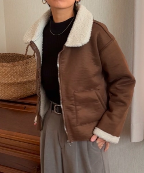 Ritzy(リッツィー)の「ショート丈 フェイクムートン ボアブルゾン(ムートンコート・レディース・モカ/キャメル・M/L)」の2枚目の写真