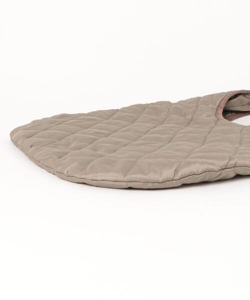 LAVENHAM（ラベンハム）の「Quilted Round Bag Unisex / キルテッド ラウンド バッグ ユニセックス（ショルダーバッグ・メンズ・ベージュ系その他/ダークブラック・ONE SIZE）」の6枚目の写真