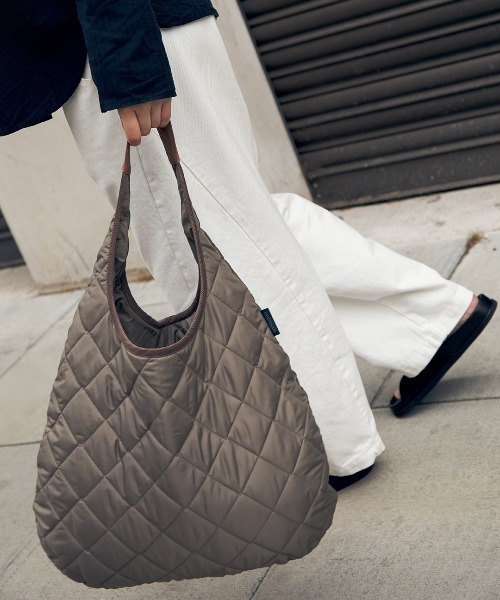 LAVENHAM（ラベンハム）の「Quilted Round Bag Unisex / キルテッド ラウンド バッグ ユニセックス（ショルダーバッグ・メンズ・ベージュ系その他/ダークブラック・ONE SIZE）」の2枚目の写真