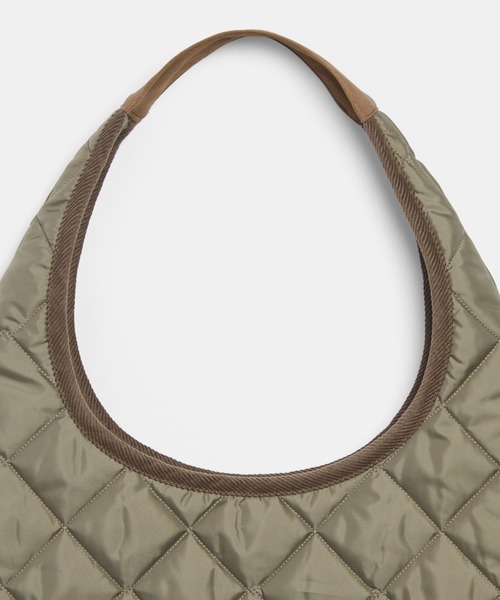 LAVENHAM（ラベンハム）の「Quilted Round Bag Unisex / キルテッド ラウンド バッグ ユニセックス（ショルダーバッグ・メンズ・ベージュ系その他/ダークブラック・ONE SIZE）」の3枚目の写真