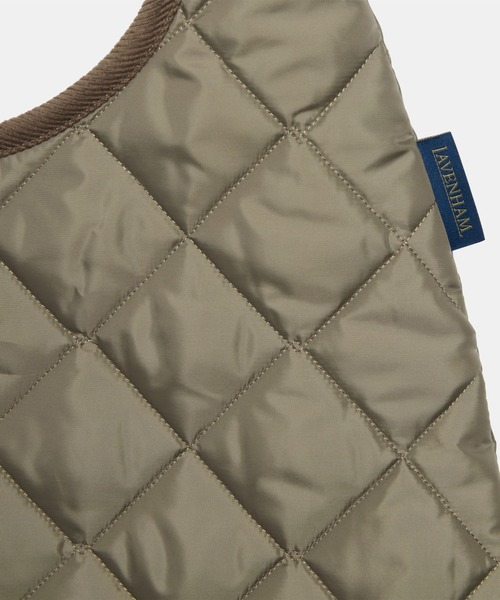 LAVENHAM（ラベンハム）の「Quilted Round Bag Unisex / キルテッド ラウンド バッグ ユニセックス（ショルダーバッグ・メンズ・ベージュ系その他/ダークブラック・ONE SIZE）」の4枚目の写真