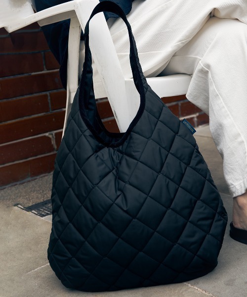 LAVENHAM（ラベンハム）の「Quilted Round Bag Unisex / キルテッド ラウンド バッグ ユニセックス（ショルダーバッグ・メンズ・ベージュ系その他/ダークブラック・ONE SIZE）」の19枚目の写真