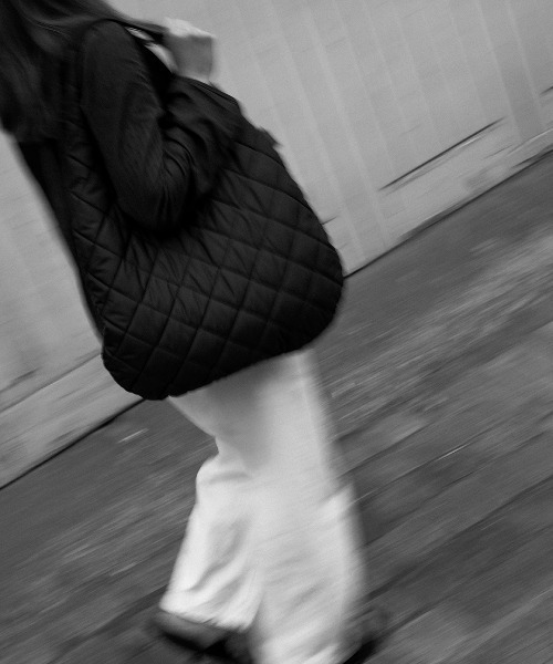 LAVENHAM（ラベンハム）の「Quilted Round Bag Unisex / キルテッド ラウンド バッグ ユニセックス（ショルダーバッグ・メンズ・ベージュ系その他/ダークブラック・ONE SIZE）」の20枚目の写真