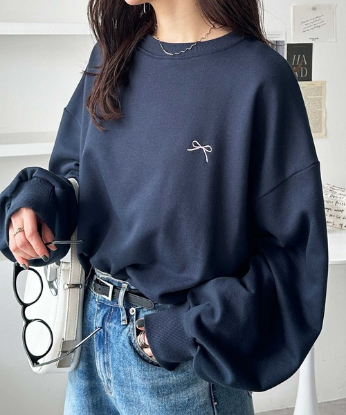 GeeRA(ジーラ)の「春 コーデにぴったり。ハート&リボン刺繍ショートボリューム裏毛スウェット(スウェット・レディース・オートミール/ネイビー・LARGE/X-LARGE/MEDIUM)」の2枚目の写真