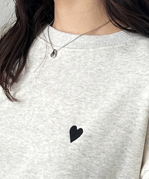 GeeRA(ジーラ)の「春 コーデにぴったり。ハート&リボン刺繍ショートボリューム裏毛スウェット(スウェット・レディース・オートミール/ネイビー・LARGE/X-LARGE/MEDIUM)」の4枚目の写真