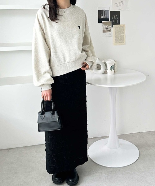 GeeRA(ジーラ)の「春 コーデにぴったり。ハート&リボン刺繍ショートボリューム裏毛スウェット(スウェット・レディース・オートミール/ネイビー・LARGE/X-LARGE/MEDIUM)」の5枚目の写真