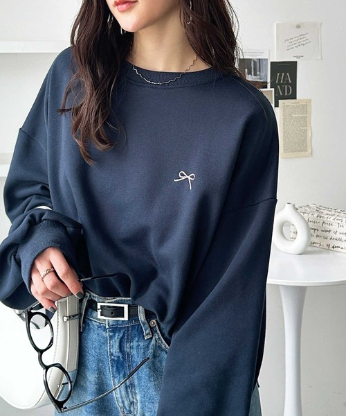 GeeRA(ジーラ)の「春 コーデにぴったり。ハート&リボン刺繍ショートボリューム裏毛スウェット(スウェット・レディース・オートミール/ネイビー・LARGE/X-LARGE/MEDIUM)」の6枚目の写真