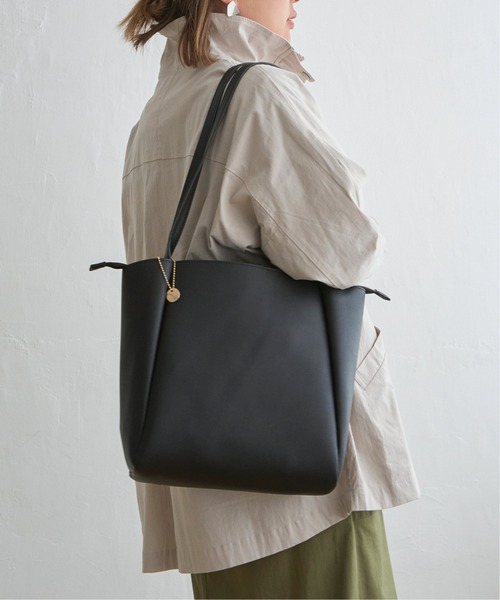 LBC(エルビーシー)の「合皮ミドルトートバッグ(トートバッグ・レディース・ベージュ/ライトグレー/ブラック/グレイッシュベージュ・FREE)」の2枚目の写真