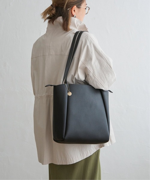 LBC(エルビーシー)の「合皮ミドルトートバッグ(トートバッグ・レディース・ベージュ/ライトグレー/ブラック/グレイッシュベージュ・FREE)」の5枚目の写真