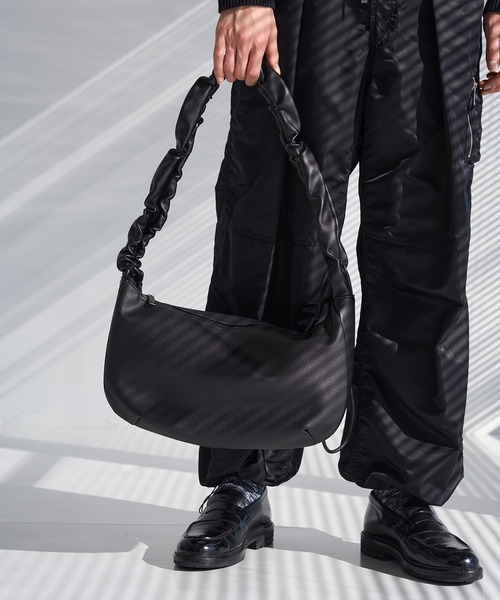ブラックレザーショルダーバッグ レザーショルダーバッグ ブラック – HushTug