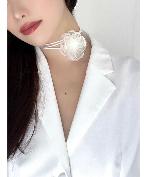 RESEXXY（リゼクシー）の「フラワーモチーフシアーコサージュ（チョーカー・レディース・アイボリー/ブラック・FREE）」の2枚目の写真